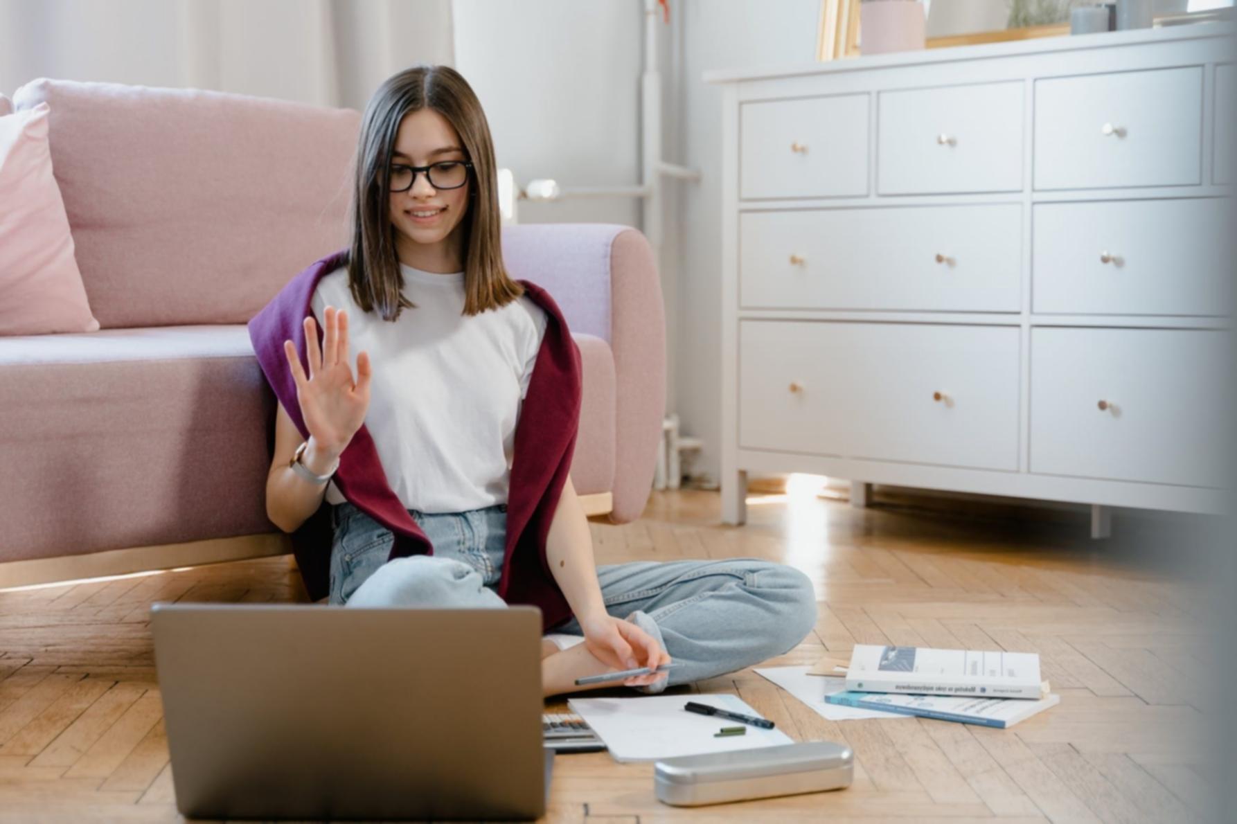 Tasarım sürecinde kullanılan renkli malzeme örnekleri ve mockup çalışmaları